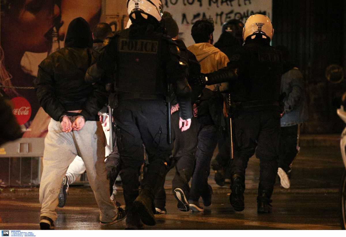 Θεσσαλονίκη: Οι εικόνες των επεισοδίων στο πανεκπαιδευτικό συλλαλητήριο που έφεραν μία σύλληψη και 27 προσαγωγές (video)