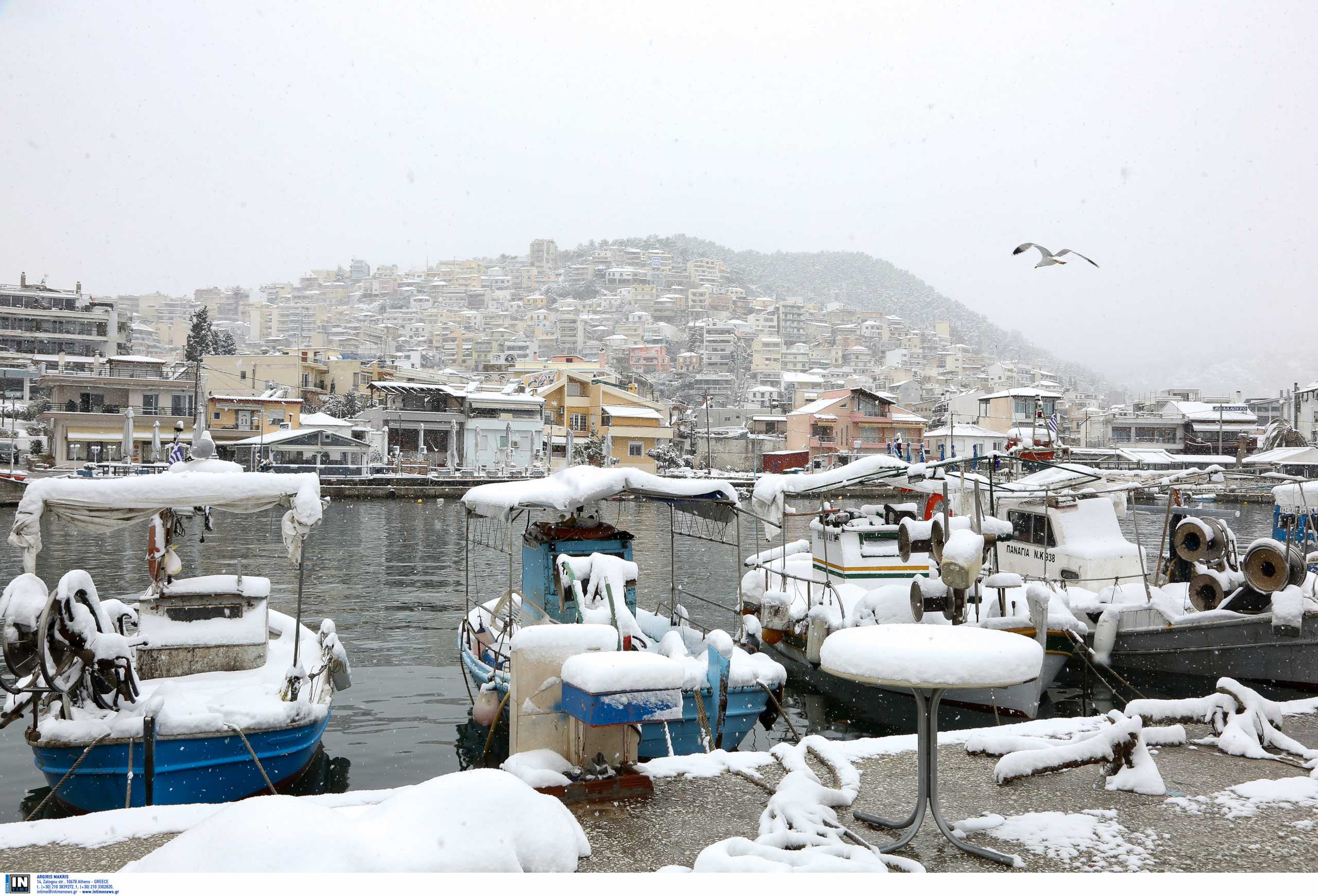 Καιρός – Καβάλα: Έπιασαν χιόνι ακόμα και οι βάρκες στη θάλασσα – Δείτε τις 10 εικόνες που θυμίζουν έργα τέχνης (pics)