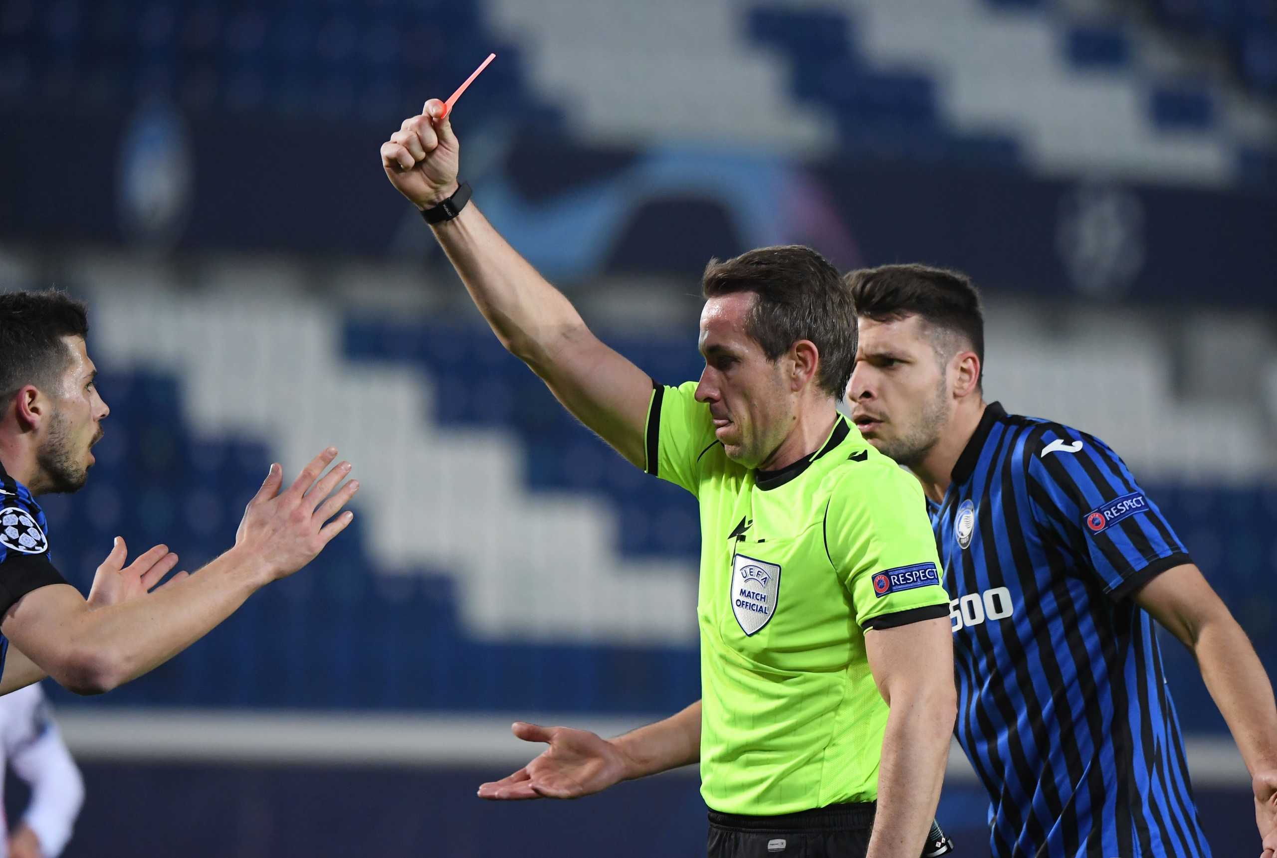 Soccer Football - Champions League - Round of 16 First Leg - Atalanta v Real Madrid - Stadio Atleti Azzurri, Bergamo, Italy - February 24, 2021 Atalanta's Remo Freuler is shown a red card by referee Tobias Stieler REUTERS