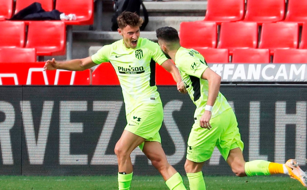 Soccer Football - La Liga Santander - Granada v Atletico Madrid - Nuevo Estadio de Los Carmenes, Granada, Spain - February 13, 2021 Atletico Madrid's Marcos Llorente celebrates scoring their first goal with Yannick Carrasco REUTERS