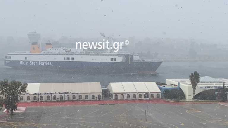 Καιρός – Πειραιάς: Το «Blue Star Horizon» χάνεται μέσα σε χιονοθύελλα στο λιμάνι (pics, video)