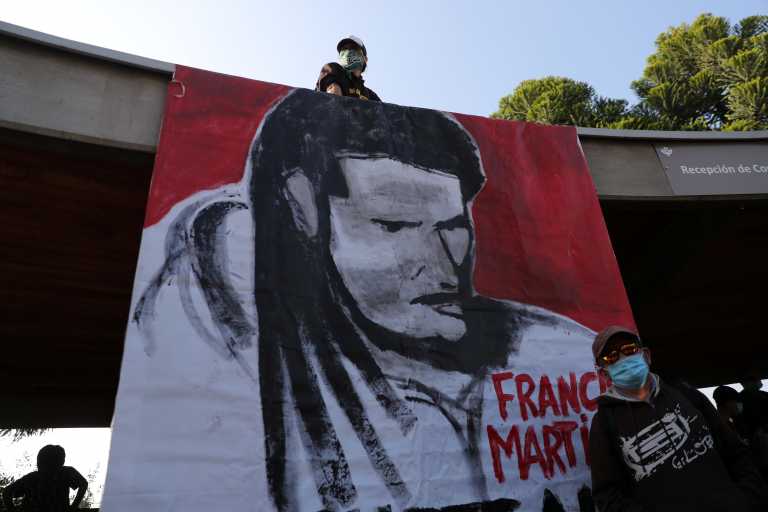 Χιλή: Το τελευταίο αντίο στον καλλιτέχνη του δρόμου που σκοτώθηκε από πυρά αστυνομικού (pics)