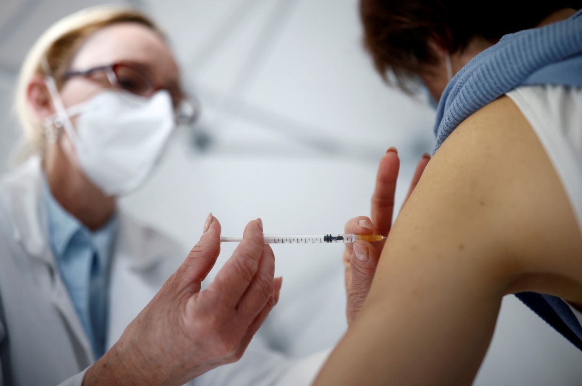 Εμβόλιο: Μεσάζοντες «τάζουν» εκατομμύρια δόσεις σε ευρωπαϊκές χώρες – Έρευνα για απάτη ξεκίνησε η ΕΕ