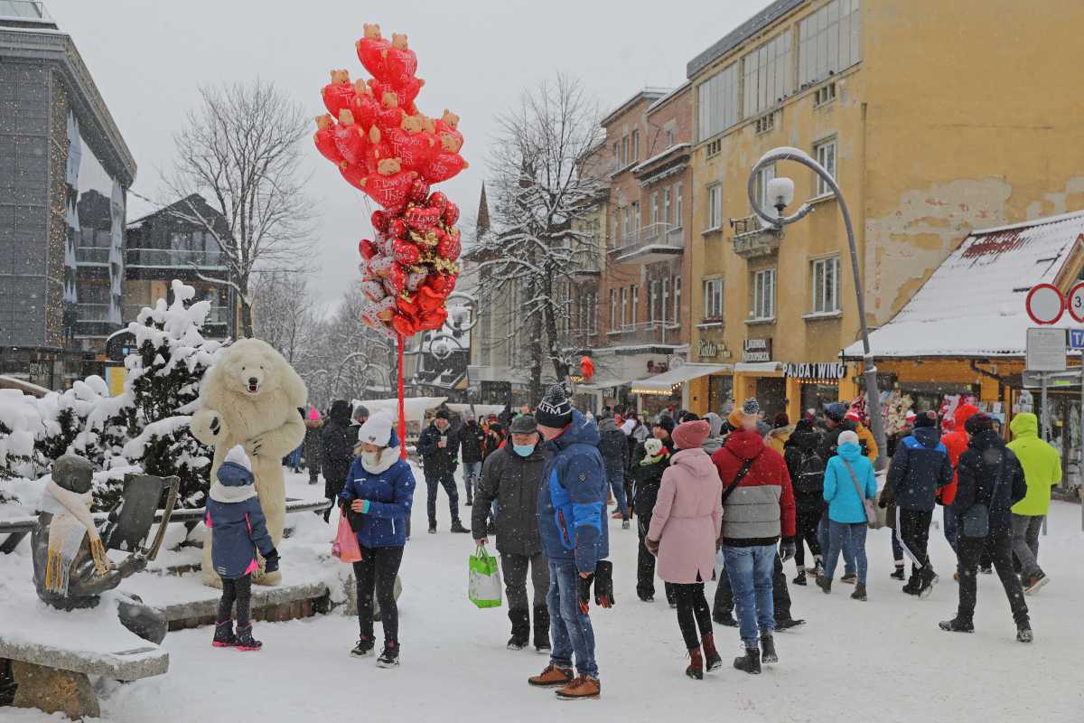 Πολωνία: Έστησαν γλέντια στα χιονοδρομικά για τη χαλάρωση των μέτρων (pics)