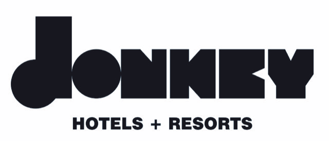 Donkey Hotels: Νέος παίκτης στον κλάδο φιλοξενίας με «άρωμα» 5 αστέρων και η επένδυση στη Σαντορίνη