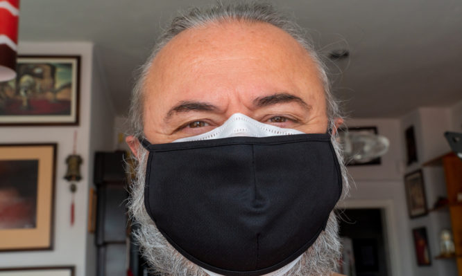 Κορονοϊός: Οι δύο τρόποι που κάνουν πιο αποτελεσματικές τις μάσκες