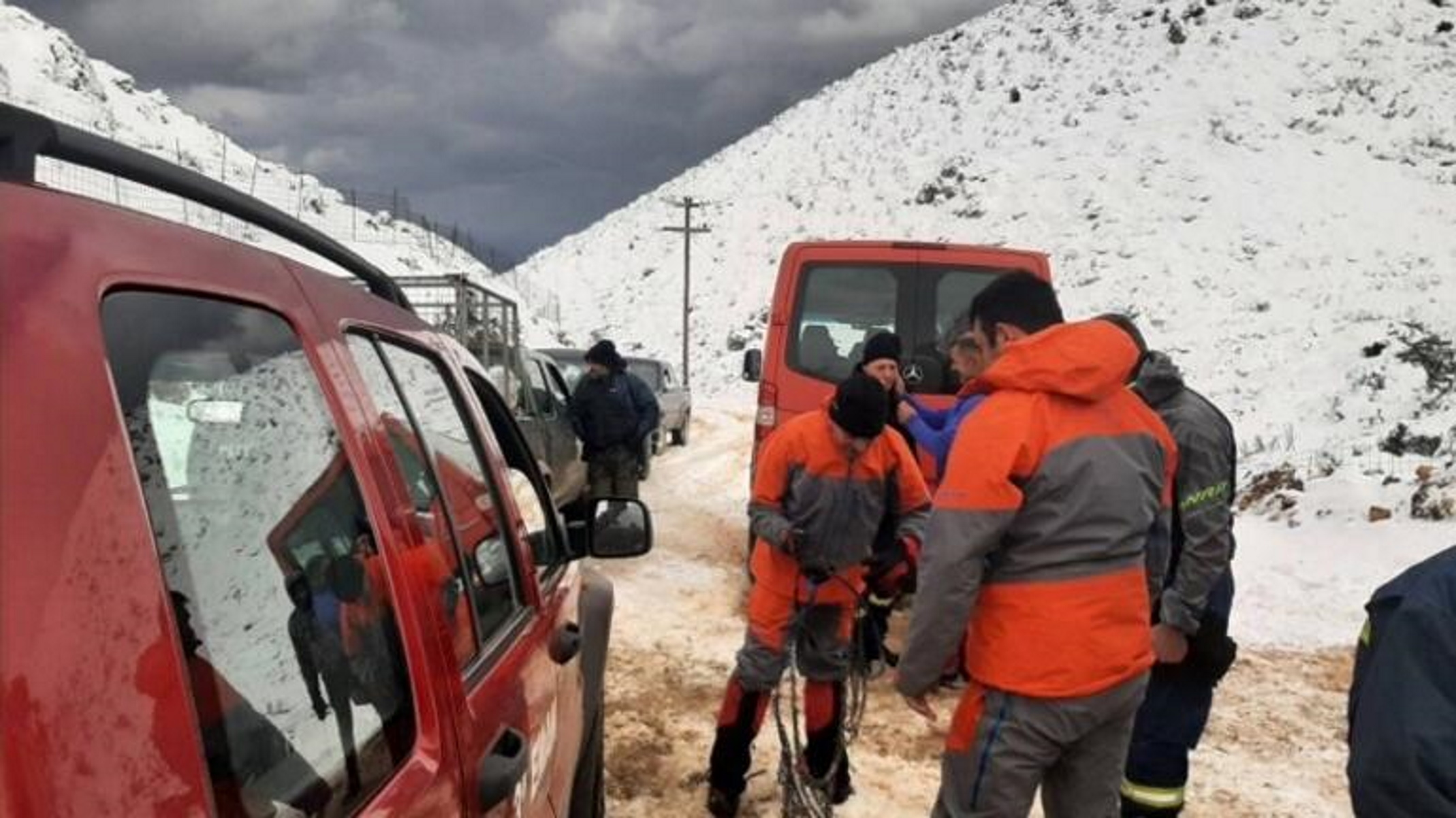 Ρέθυμνο: Συγκλονίζουν οι 3 κτηνοτρόφοι – Καρέ καρέ η δραματική διάσωση (pics, video)
