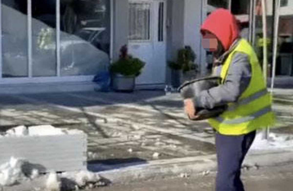 Καιρός – Εύβοια: Αλάτι με τις χούφτες στους παγωμένους δρόμους (pic)