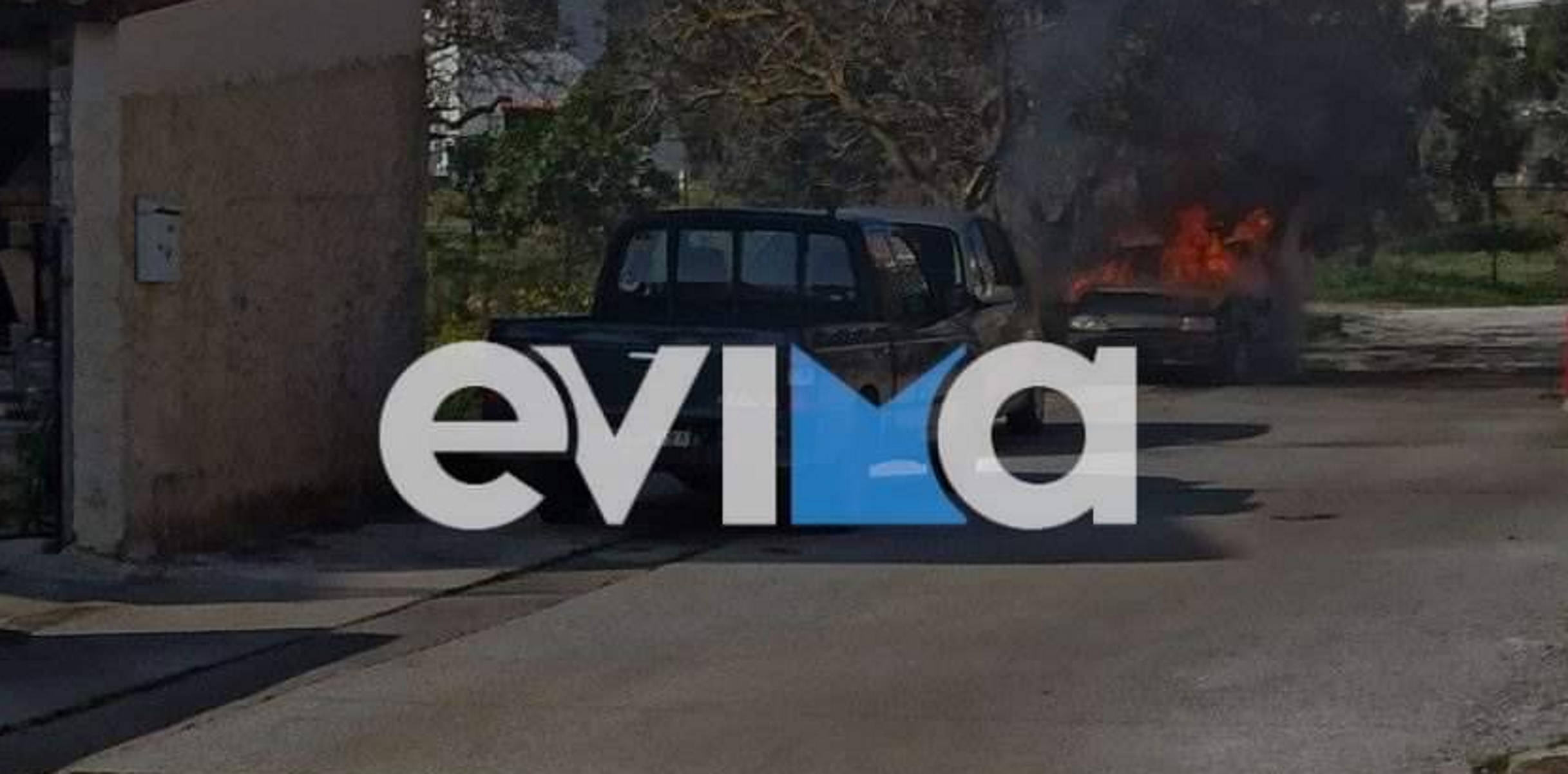 Αλιβέρι: Αυτοκίνητο πήρε φωτιά δίπλα σε σπίτια – Εικόνες που σοκάρουν