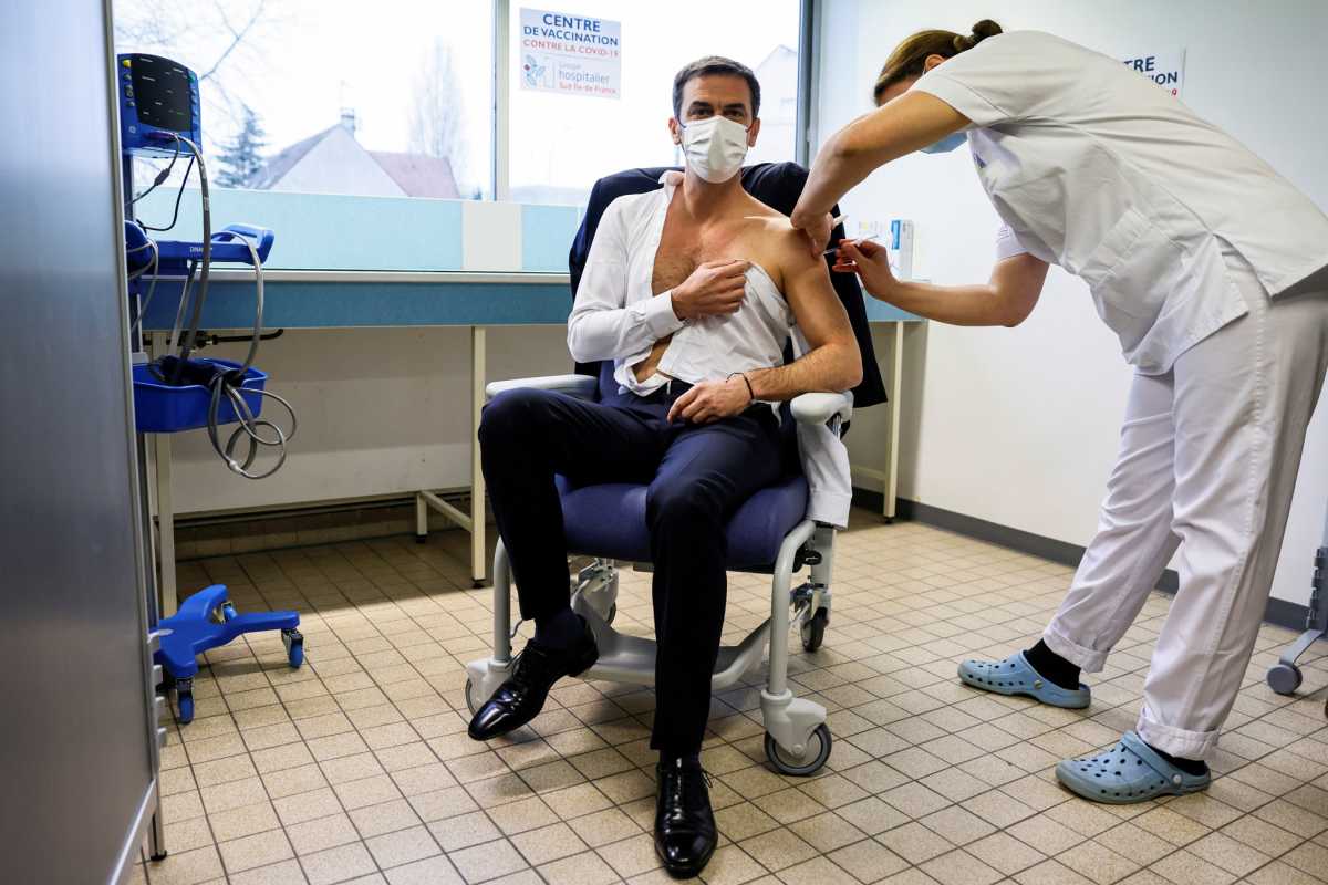 Γαλλία: Με το εμβόλιο της AstraZeneca εμβολιάστηκε ο υπουργός Υγείας