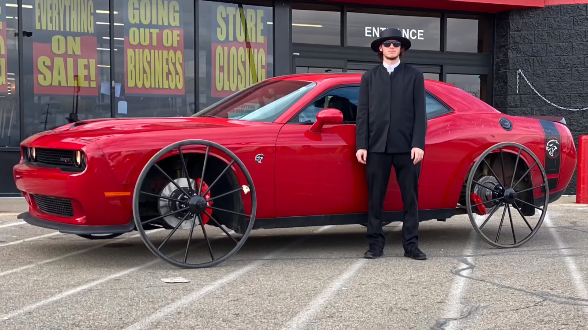 Ένα Dodge Challenger Hellcat με τροχούς από κάρο! [vid]