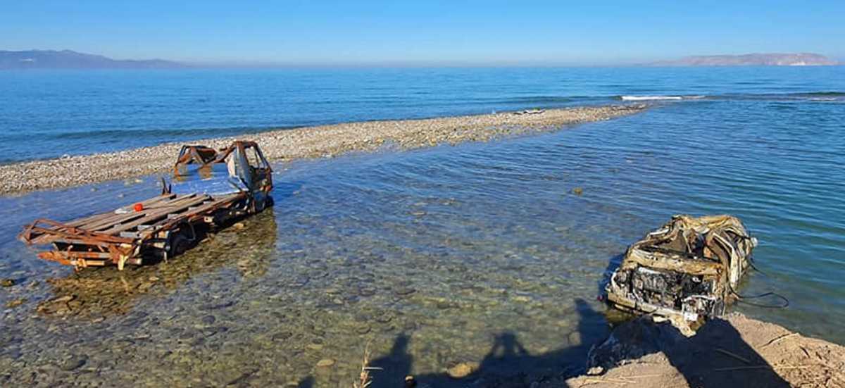 Καιρός – Χερσόνησος: Βγάζουν αυτοκίνητα από τη θάλασσα μετά τη θεομηνία του Νοεμβρίου (pics, video)