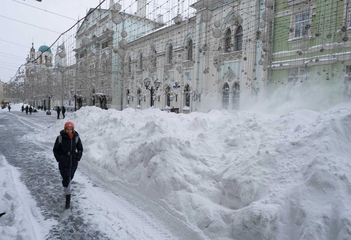 Ρωσία: Επέλαση του χιονιά στη Μόσχα – Προβλήματα στις μετακινήσεις και ακυρώσεις πτήσεων