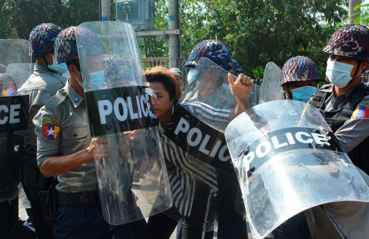 Πραξικόπημα στην Μιανμάρ: Διπλωμάτες της Δύσης καλούν τον στρατό να «αποφύγει τη χρήση βίας» στις διαδηλώσεις