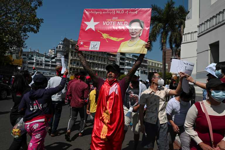 Πραξικόπημα στην Μιανμάρ: Για 6η συνεχή ημέρα εκατοντάδες πολίτες διαδηλώνουν – Με κυρώσεις απειλούν οι ΗΠΑ (pics, vids)