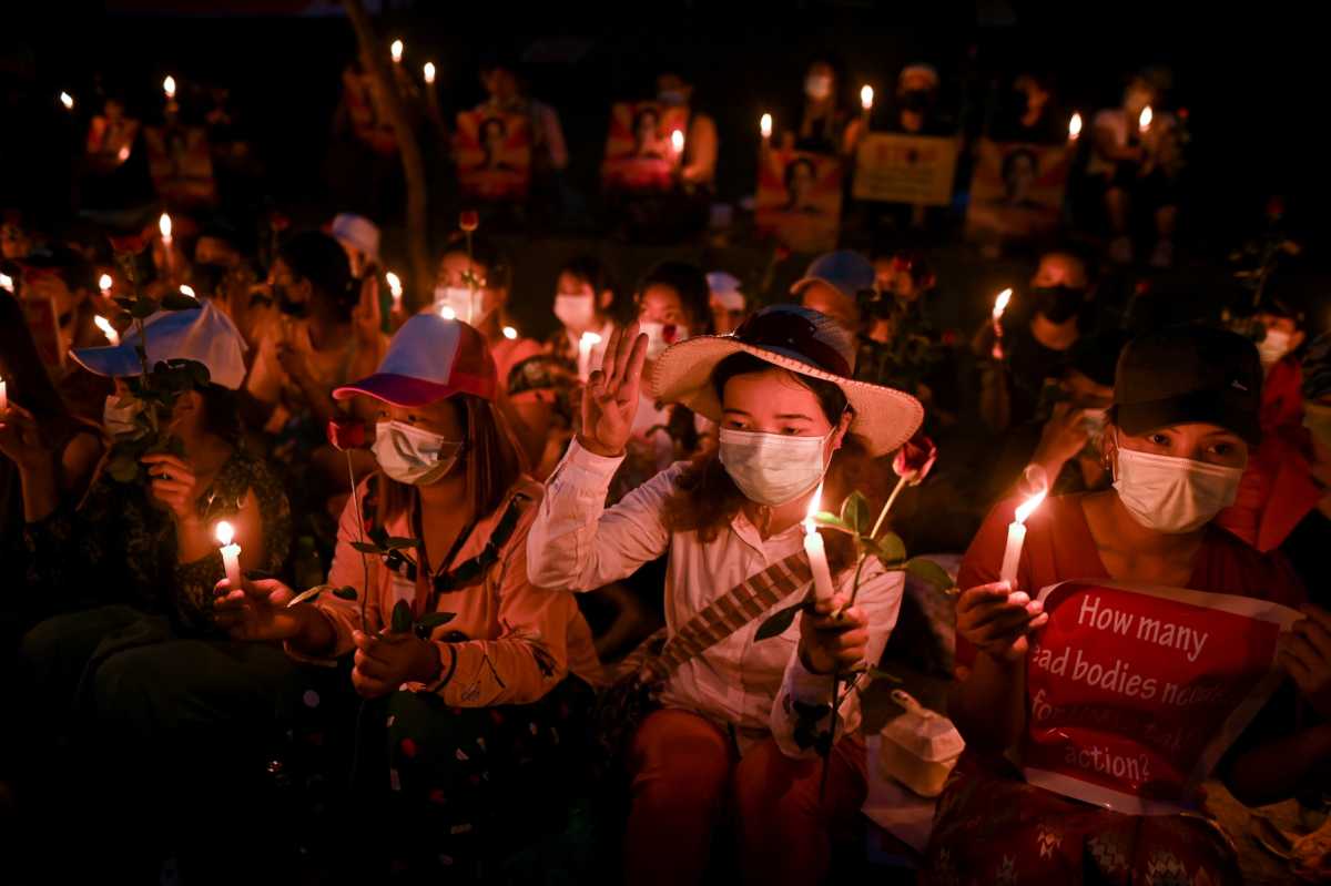 Μιανμάρ: Αντιδικτατορική διαδήλωση η κηδεία νεαρής διαδηλώτριας – «Θα θυσιαστούμε για την ελευθερία» (pics)
