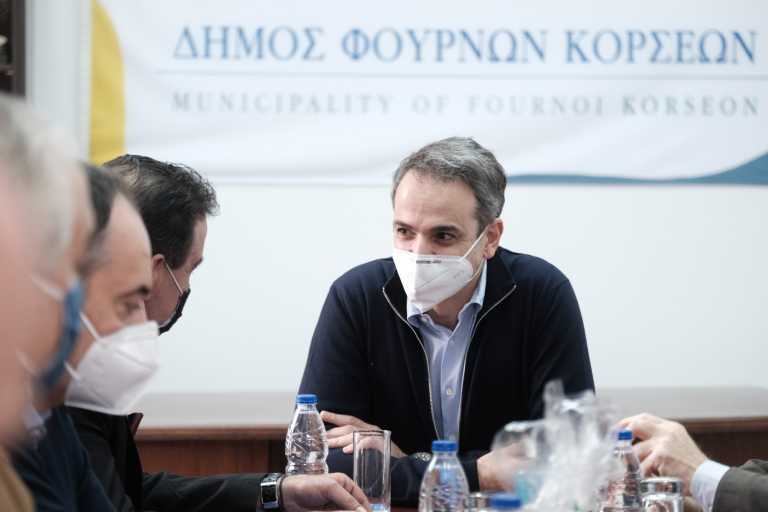 Μητσοτάκης στους Φούρνους: Όλοι ανταποκρίνονται στον εμβολιασμό – Έπαινοι Φέργκιουσον για τον χειρισμό της Ελλάδας στην πανδημία