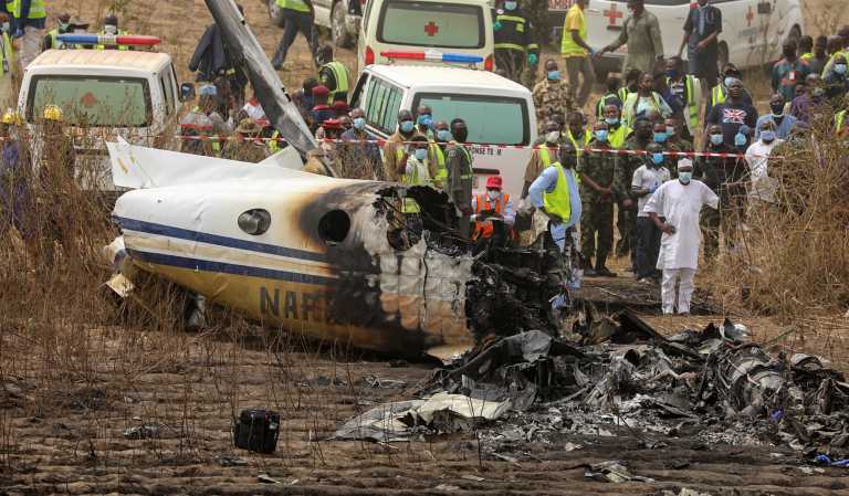 Νιγηρία: 7 νεκροί στη συντριβή στρατιωτικού αεροπλάνου (pics, video)