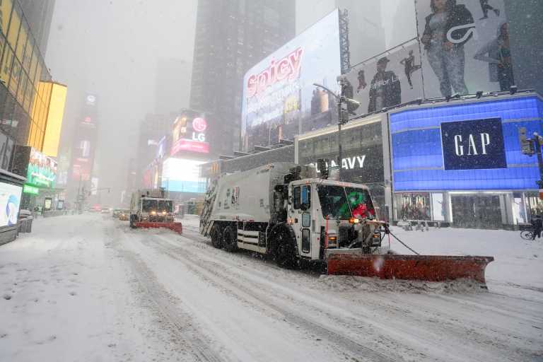 Σφοδρή χιονοθύελλα «χτυπά» τις ΗΠΑ: Γέμισε εκχιονιστικά η Times Square (pics, vid)