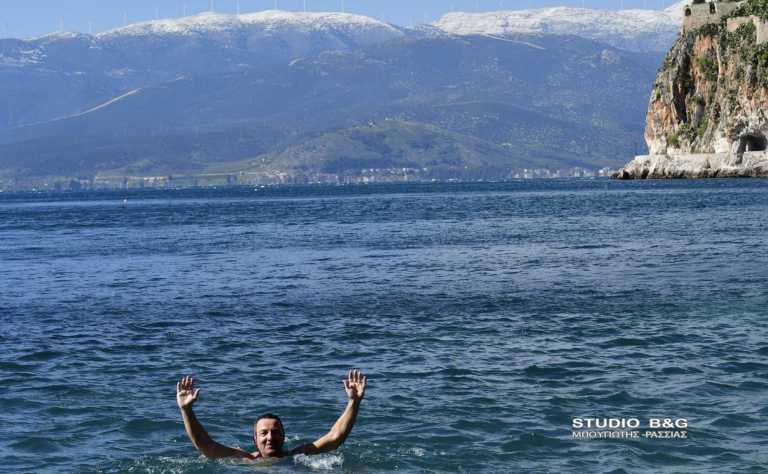 Καιρός – Ναύπλιο: Αψήφησαν τα χιόνια οι χειμερινοί κολυμβητές (pics)