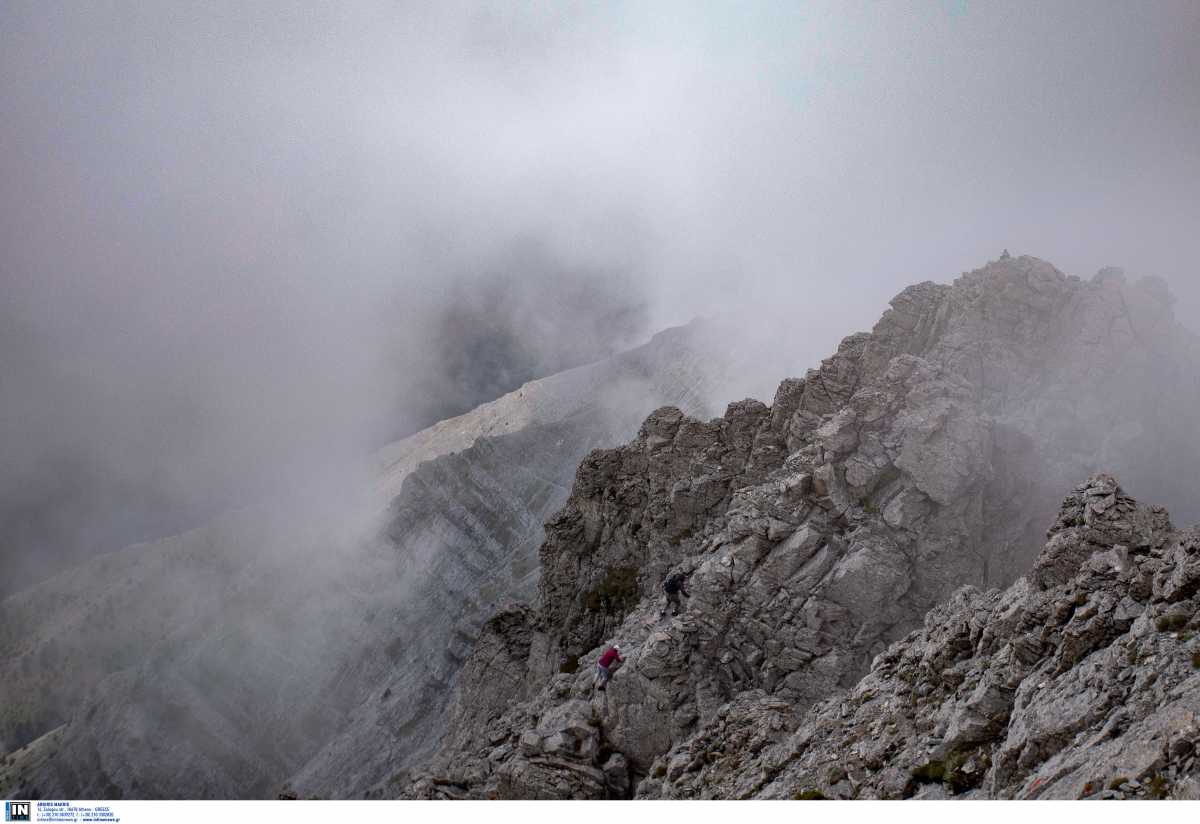 Πάρνηθα: Με ελικόπτερο super puma συνεχίζεται η προσπάθεια ανάσυρσης του νεκρού ορειβάτη
