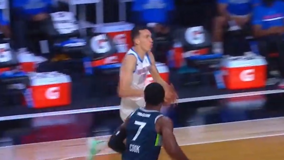 Ο Ποκουσέφσκι έκανε double-double με 19 ριμπάουντ (video)