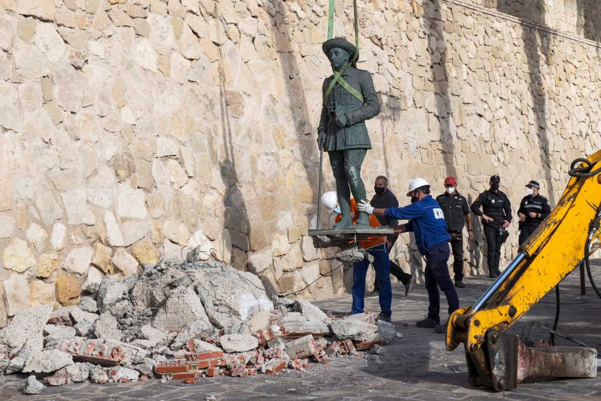 Local workers remove a statue of former Spanish dictator Francisco Franco, the last one remaining in Spain, from its location in Melilla, Spain, February 23, 2021.REUTERS