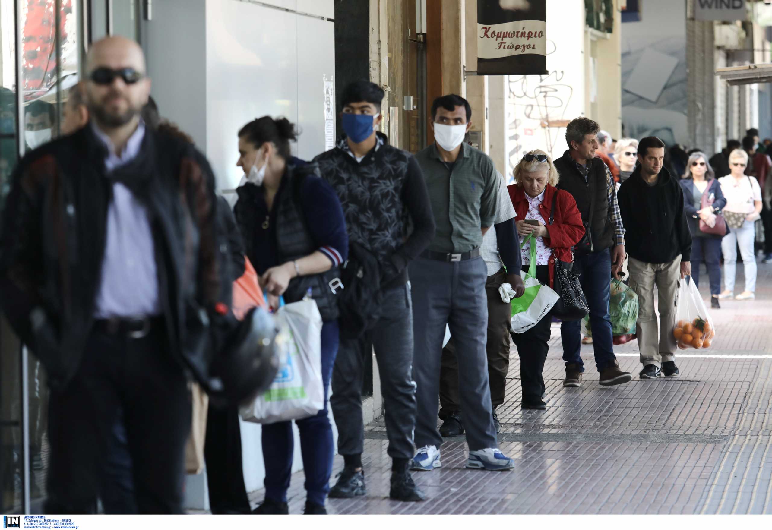 Ανησυχία ΙΕΛΚΑ: Μεγάλες ουρές έξω από τα καταστήματα τις ώρες αιχμής