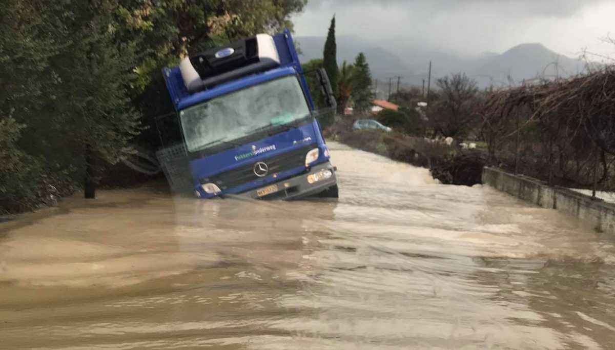 Καιρός – Σάμος: Πλημμυρισμένα σπίτια, κατολισθήσεις και κλειστά σχολεία (pics, video)