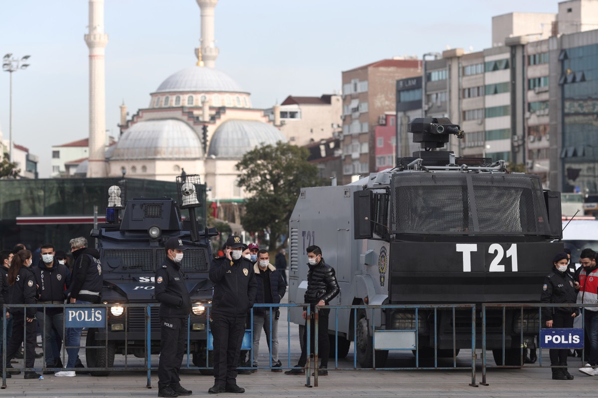 Τουρκία: Ξανά σε δίκη στέλεχος των «Δημοσιογράφων Χωρίς Σύνορα» με την κατηγορία της τρομοκρατίας