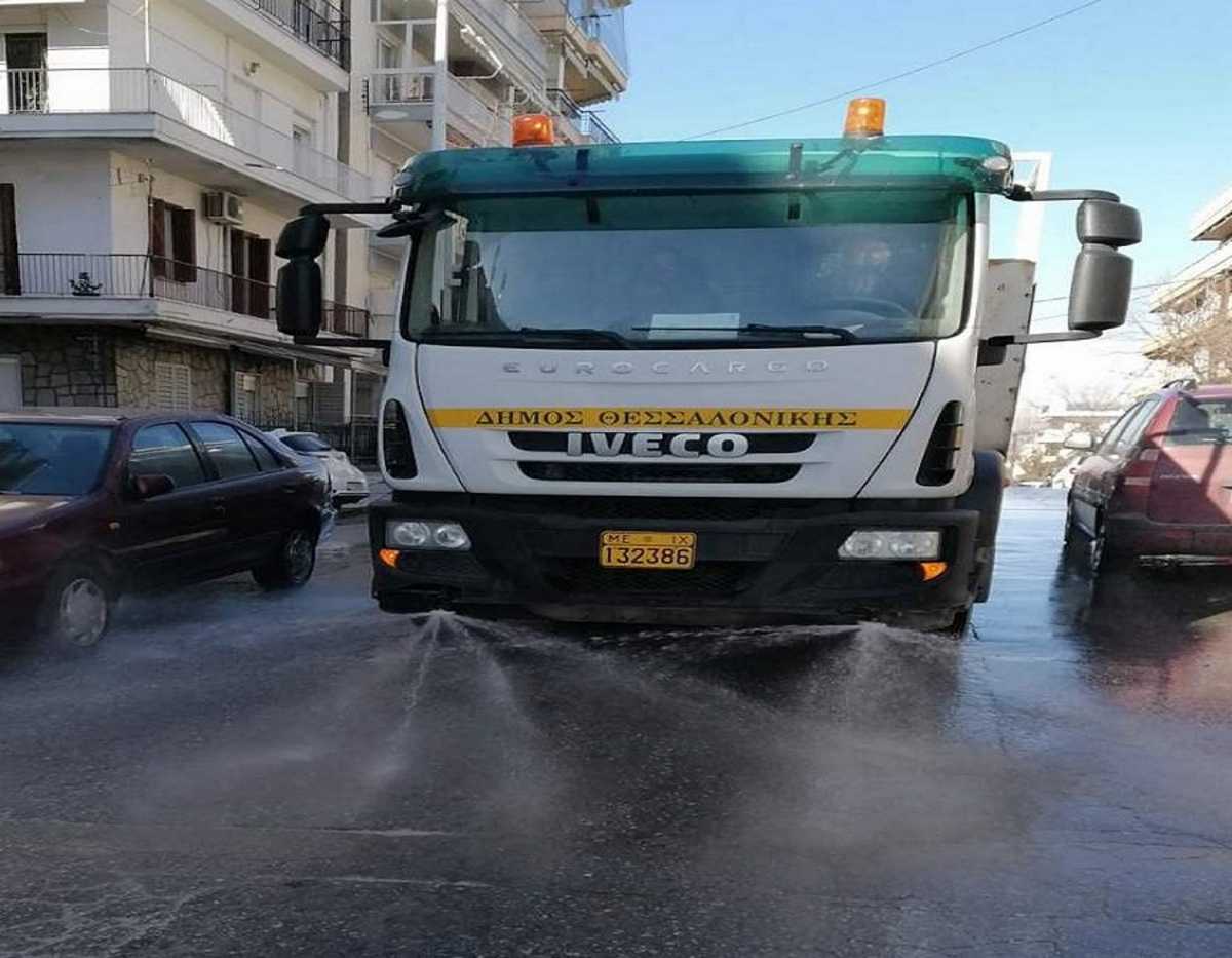 Καιρός – Θεσσαλονίκη: Καθάρισαν δρόμοι και πεζοδρόμια από το αλάτι (pics)