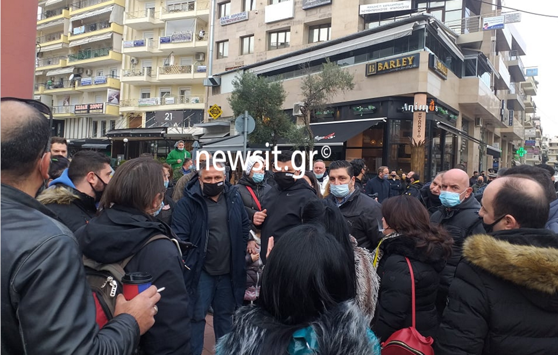 Lockdown: Ένταση και διαμαρτυρίες έξω από το δημαρχείο Ευόσμου (pics)