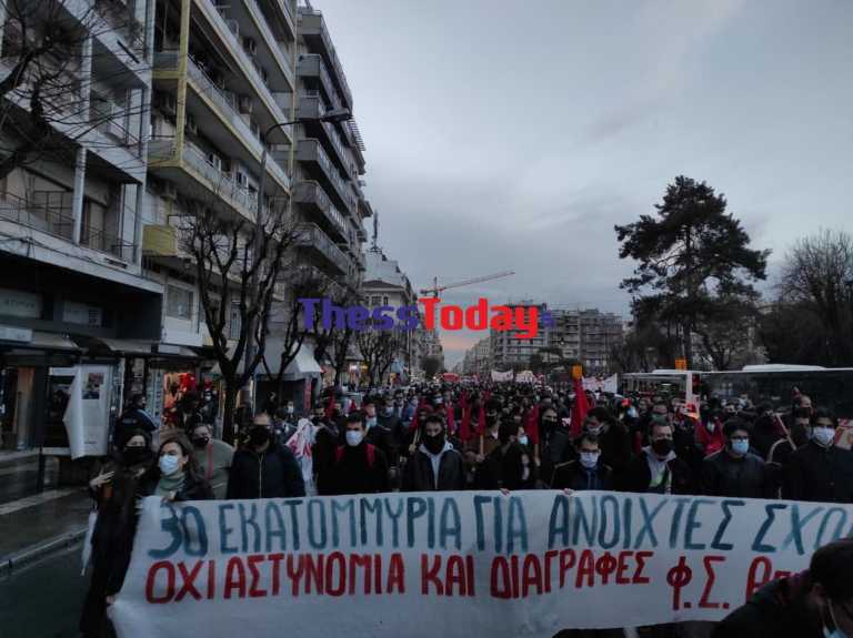 Θεσσαλονίκη: Στους δρόμους με τύμπανα οι φοιτητές για το νομοσχέδιο Κεραμέως (pics, video)