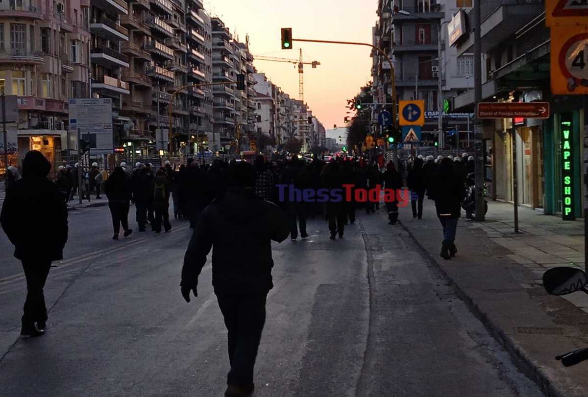 Θεσσαλονίκη: Πορεία για Κουφοντίνα – Παρακολουθεί διακριτικά η αστυνομία (pics, video)