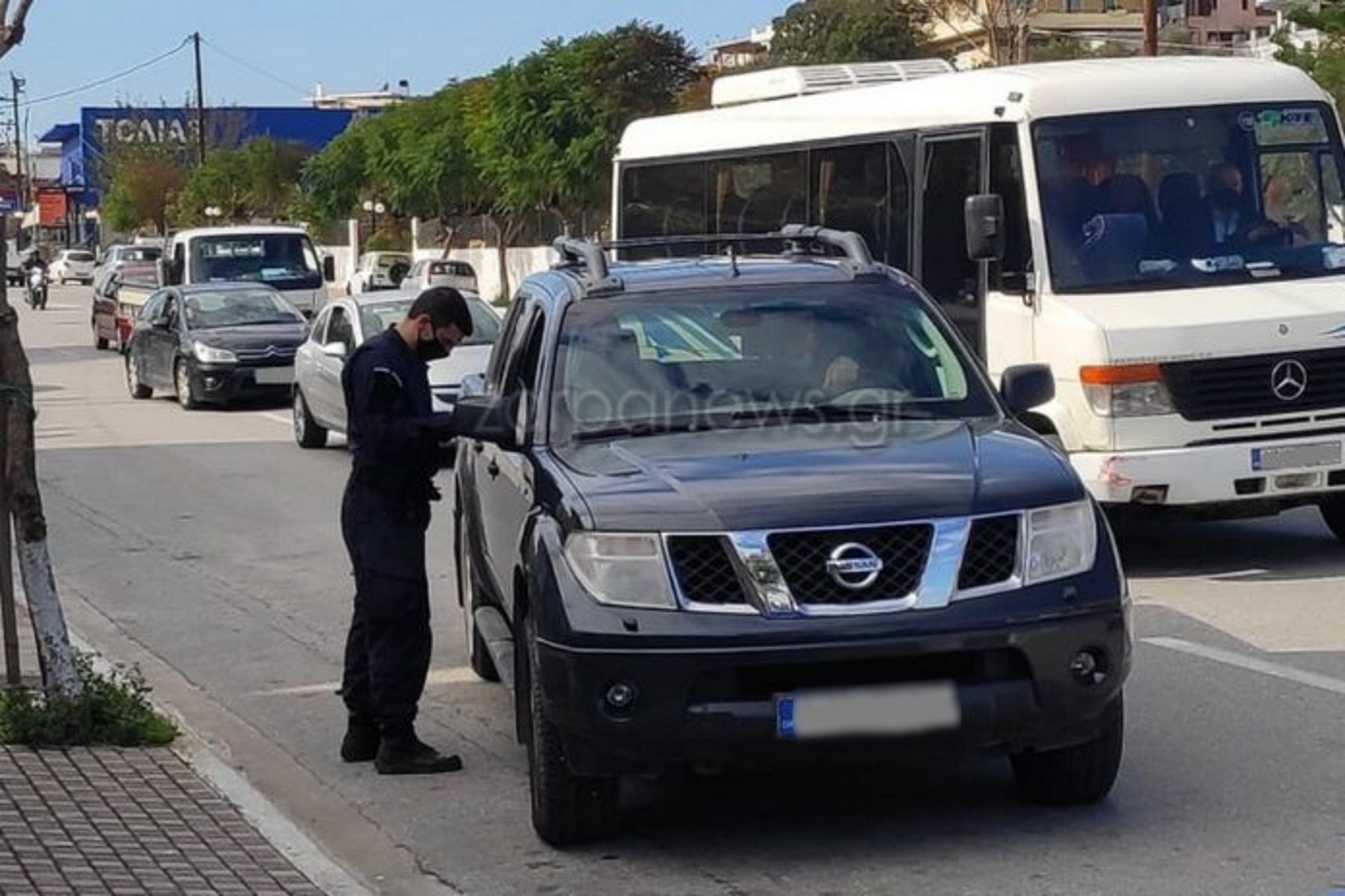 Χανιά: 300 ευρώ πρόστιμο για μάσκες σε ζευγάρι – Έπρεπε να παντρευτούν για να τη γλιτώσουν