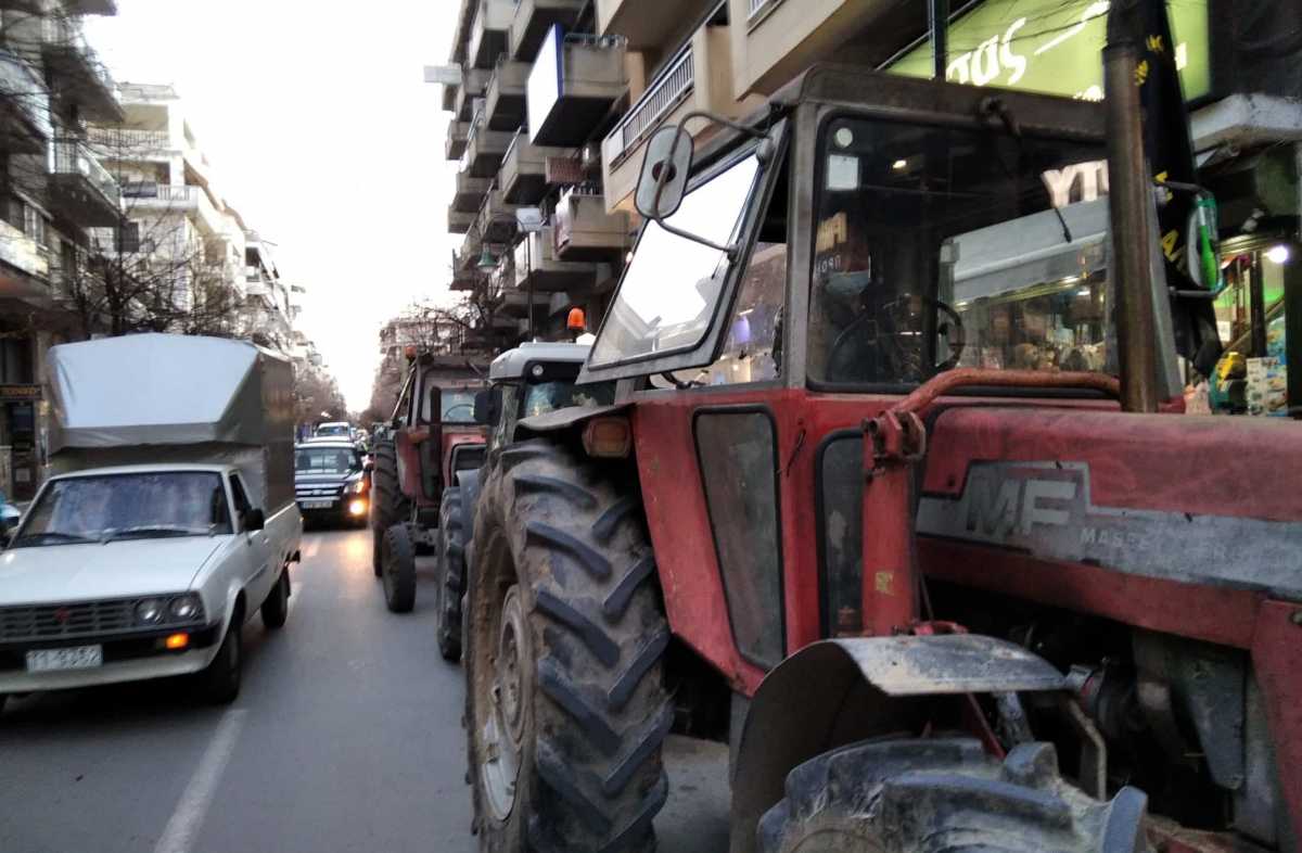 Λάρισα: Πήγαν με τα τρακτέρ στην Περιφέρεια Θεσσαλίας οι αγρότες (video)