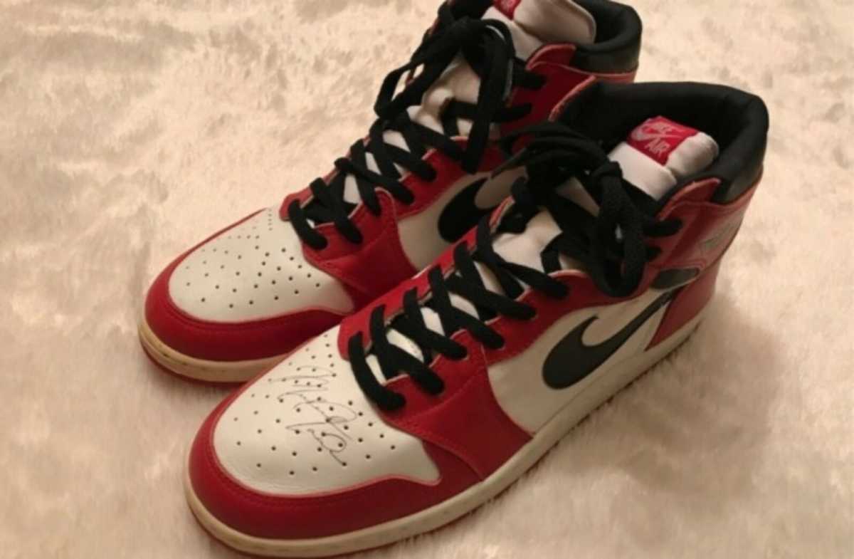 Ένα ζευγάρι Air Jordan 1 υπογεγραμμένα από τον Μάικλ Τζόρνταν πωλούνται για 1 εκατ. δολάρια!