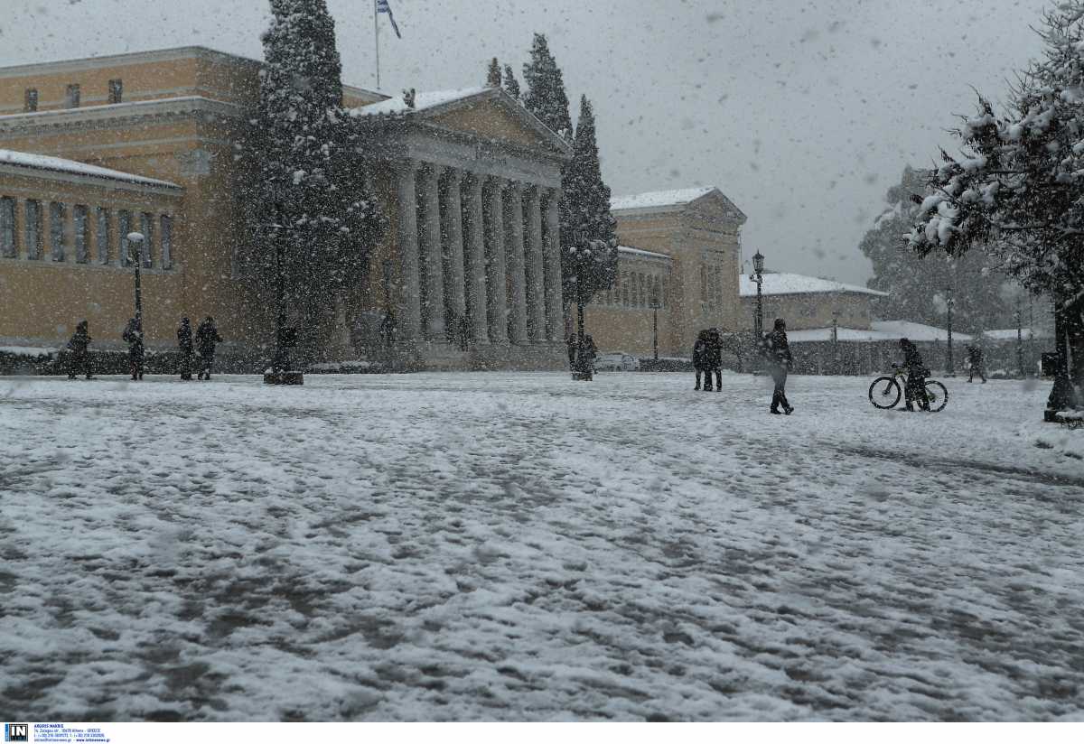 Καιρός – Αθήνα: Το κατάλευκο τοπίο από τη χιονισμένη πρωτεύουσα μαγεύει τους ξένους πρέσβεις