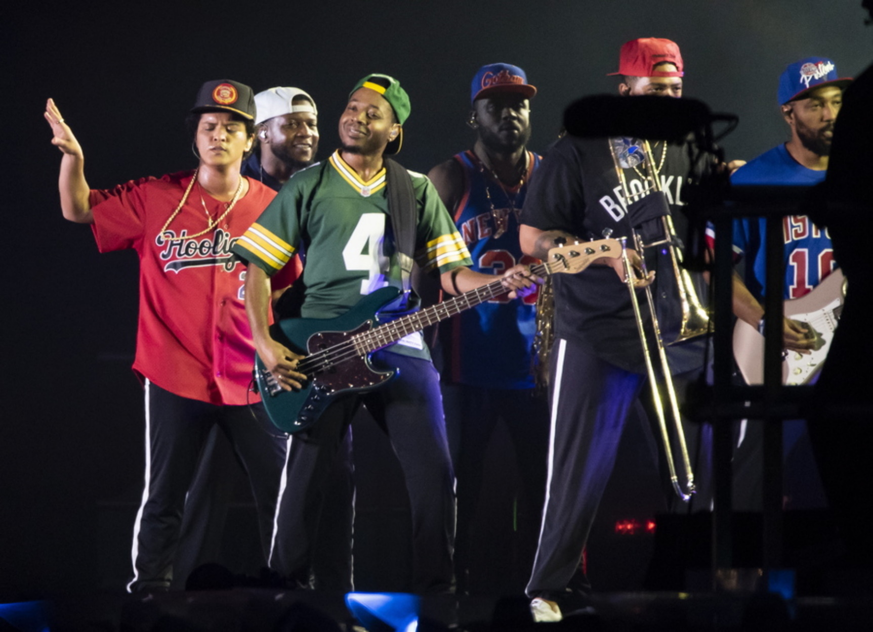 Η νέα ρετρό συλλογή ρούχων του Bruno Mars με την Lacoste θα γίνει ανάρπαστη!