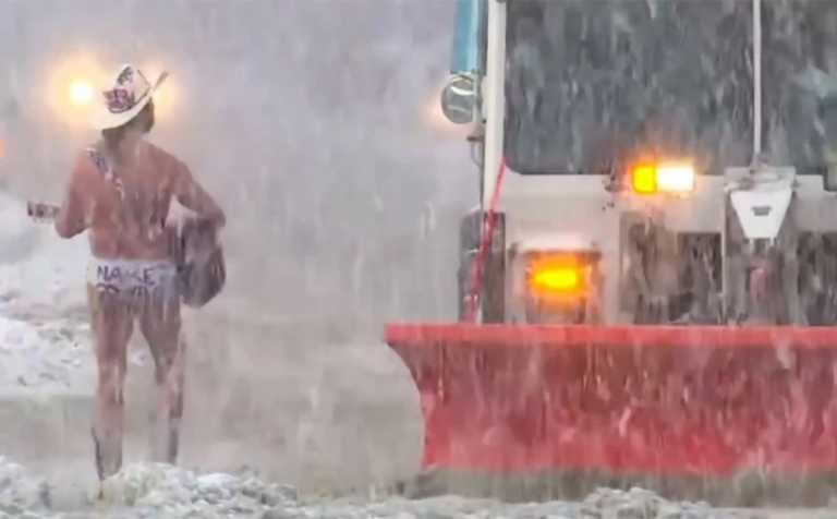 Βίντεο: Σφοδρή χιονόπτωση «σαρώνει» τις ΗΠΑ και ένας γυμνός καουμπόι τραγουδάει στην Times Square