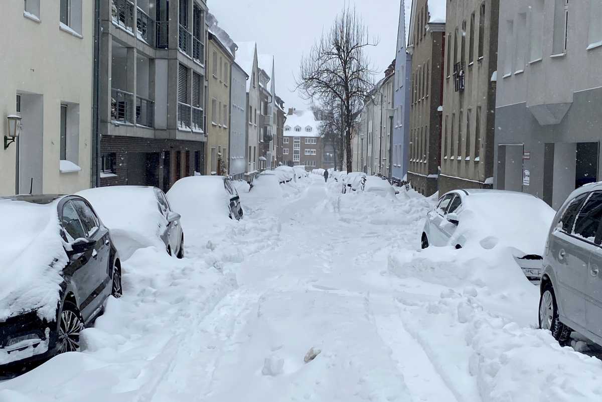 Σαρώνει την Ευρώπη η χιονοθύελλα Ντάρσι – Προβλήματα σε Γερμανία και Ολλανδία (pics, video)