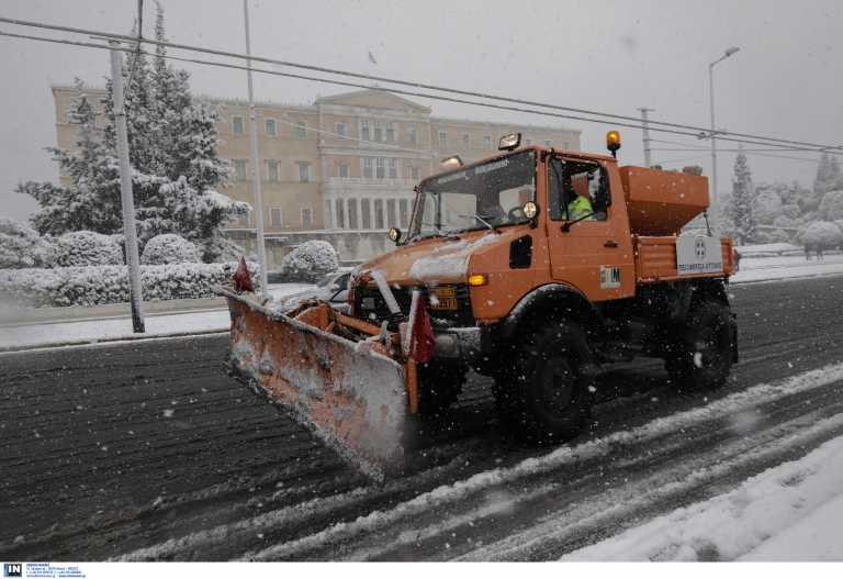 Έρημη και χιονισμένη Αθήνα: Εκχιονιστικά σε Κολωνάκι, Σύνταγμα, Αλεξάνδρας – Χιόνι ως τη θάλασσα στον Άλιμο