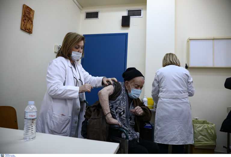 Κορονοϊός: Πότε θα αρχίσουν οι εμβολιασμοί στο σπίτι  – Τι ισχύει για τα περιστατικά αναφυλαξίας