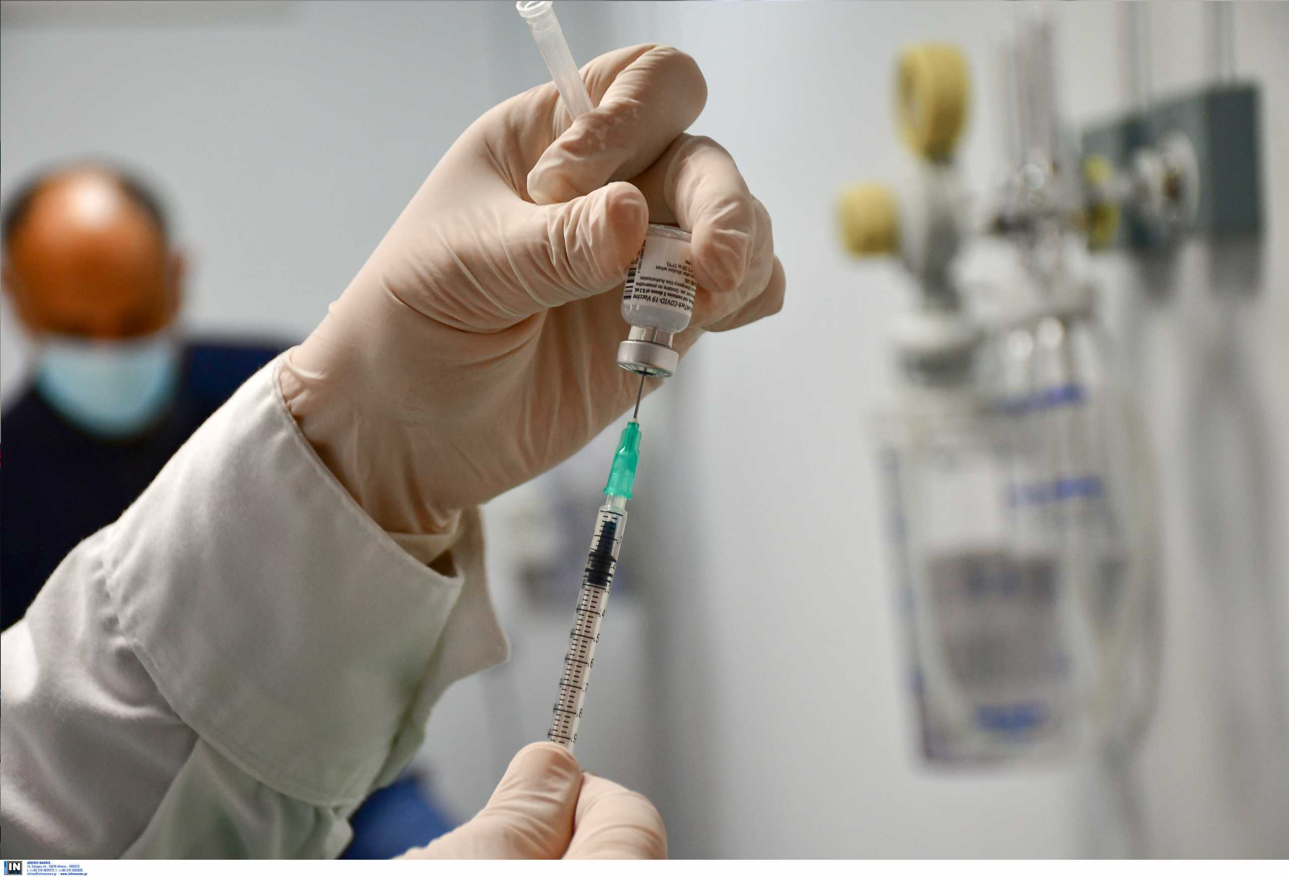 Δεκάδες ηλικιωμένοι πήγαν σε εμβολιαστικά κέντρα και έφυγαν άπραγοι γιατί… δεν υπήρχαν εμβόλια