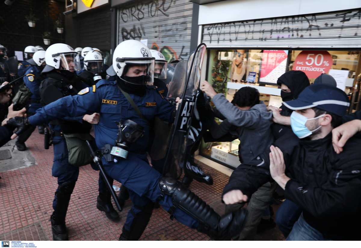Άγριες συμπλοκές αστυνομίας – διαδηλωτών στη συγκέντρωση για τον Δημήτρη Κουφοντίνα (pics, video)