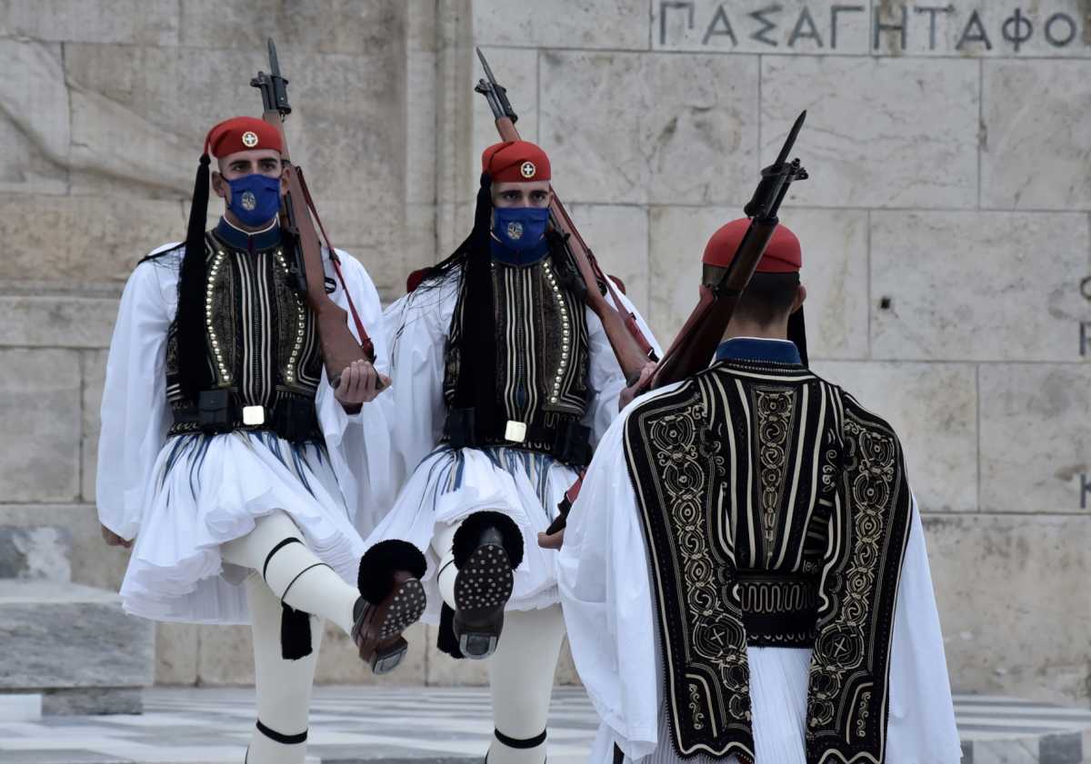 Η ενδυμασία του Εύζωνα και τι συμβολίζει η στολή του