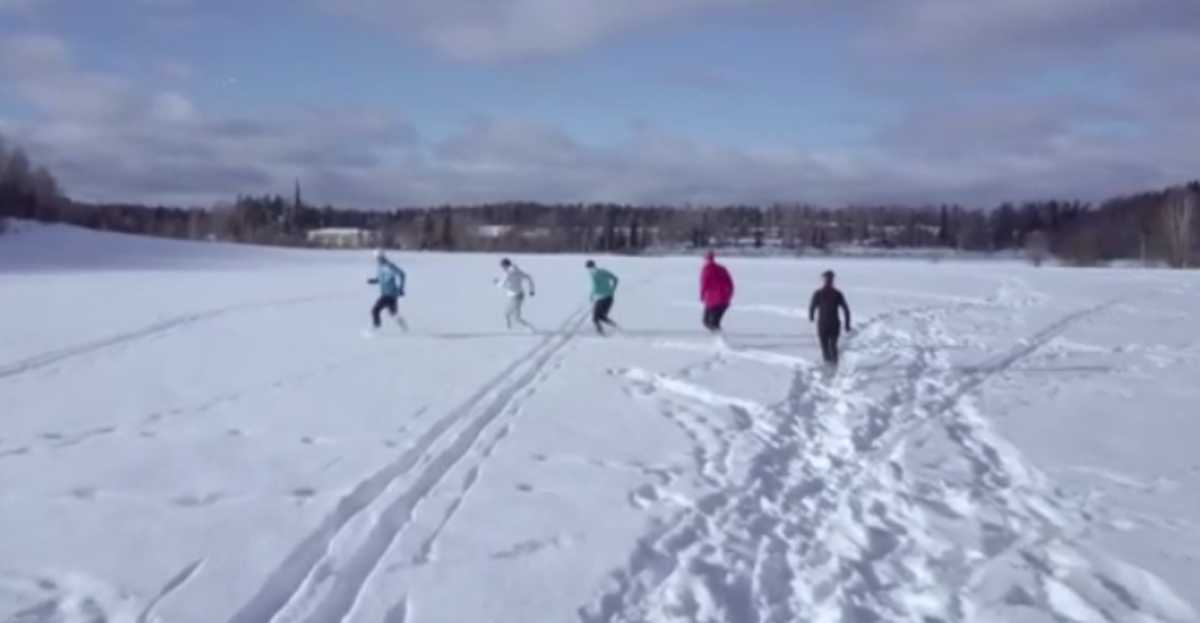 Φινλανδία: Νέος τρόπος άθλησης ελέω lockdown – Τρέχοντας στο χιόνι με κάλτσες