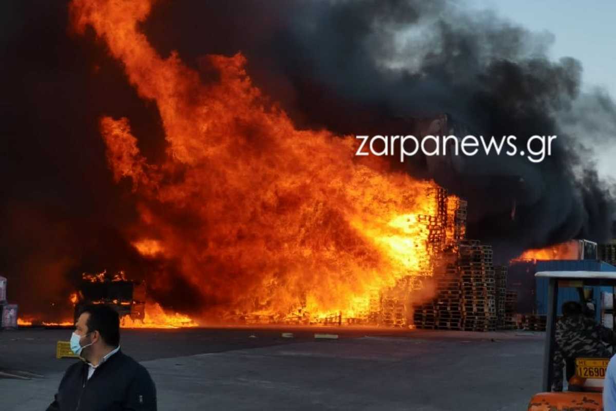 Χανιά: Mεγάλη φωτιά σε μεταφορική εταιρία – Ακούγονταν εκρήξεις (pics)