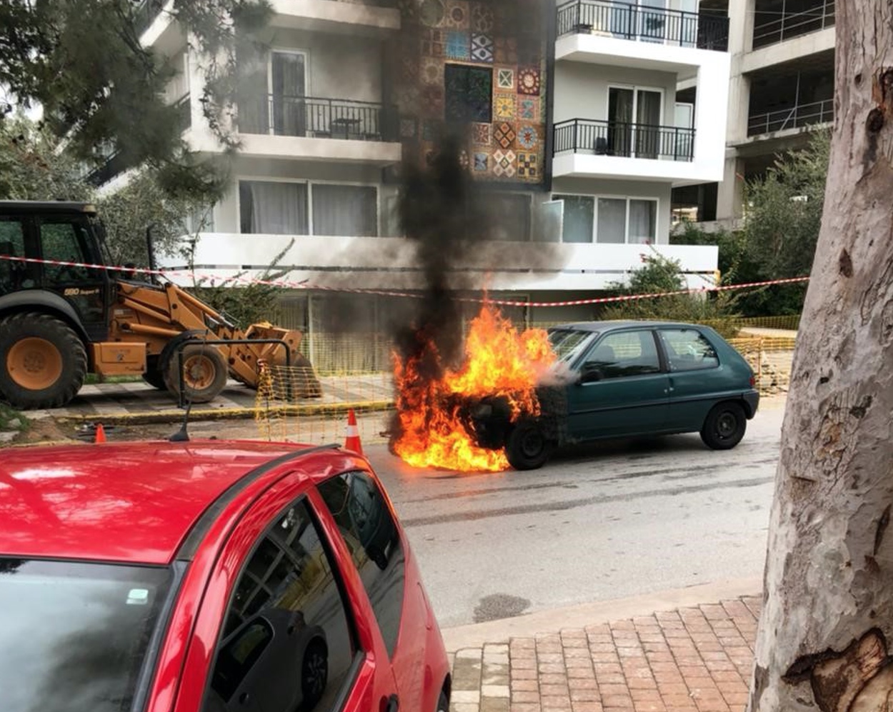 Γλυφάδα: Αστυνομικός έσβησε φωτιά σε ΙΧ στην μέση του δρόμου