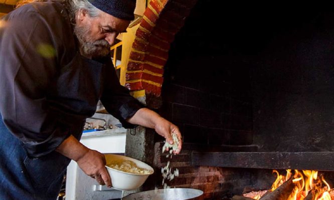 Οι δύο «μυστικές» συνταγές του Μοναχού Επιφάνιου για να… απογειώσετε τα ρεβύθια